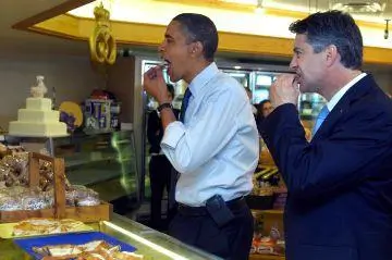 El alcalde John Dickert fue declarado no culpable en el juicio con jurado. Visto aquí con el presidente Barack Obama