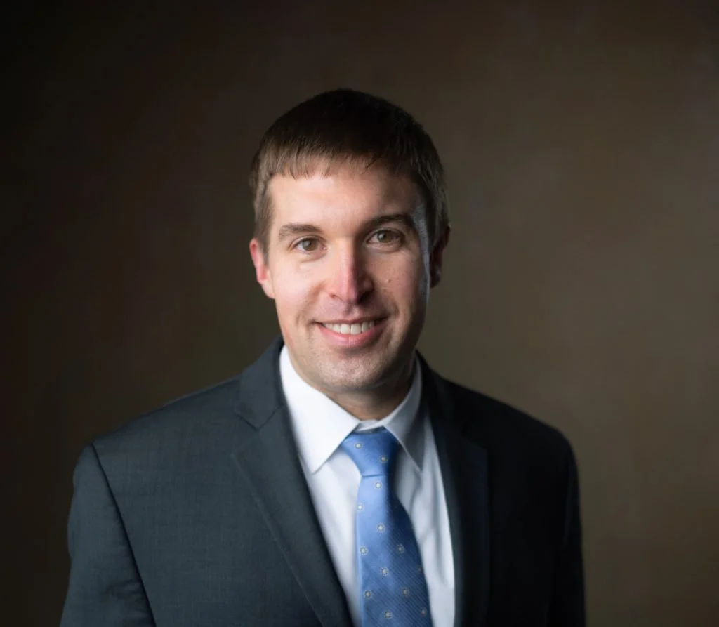 El abogado Carl B. Johnson de Kenosha Wisconsin, también atiende a Racine y Walworth