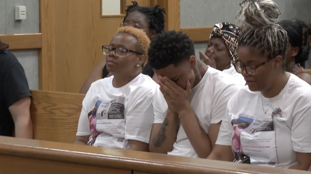 Erika Mason, sentada en el tribunal con una camiseta blanca, se sienta junto al medio hermano de su hijo Damian Mason, Jonathan Reyes, quien se sostiene la cabeza entre las manos, y su hija, Daisha Griffin, durante la audiencia de sentencia de Damian, lo que refleja la emotiva espera de la familia por una decisión que definiría su futuro. (FOTO cortesía de TMJ4)