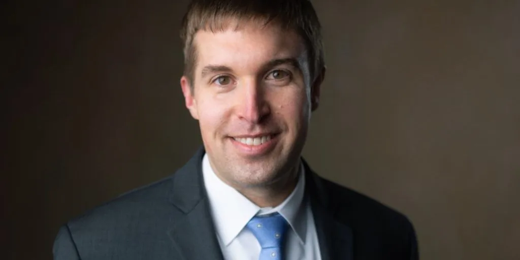 El abogado Carl B. Johnson de Kenosha Wisconsin, también atiende a Racine y Walworth