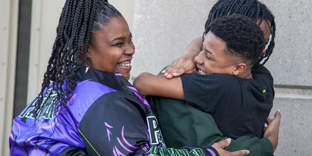 Cliente de Carl Johnson: Martel Lee sale de prisión Jennifer Jones y sus hijos Cameron (12) y Martel Lee (16) (Foto de Keivn Mathewson)