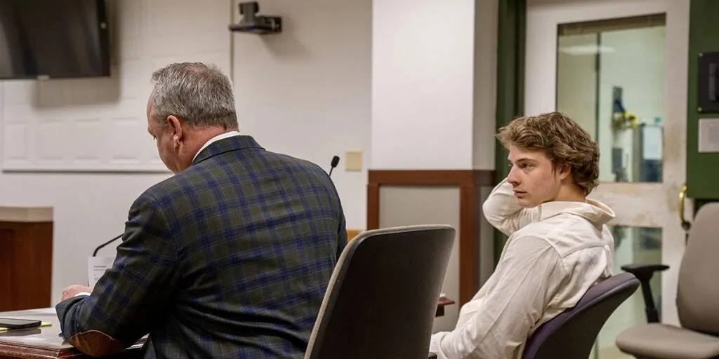 Elijah J. Schoffstall, de 21 años, de Inverness, Illinois (derecha) y el abogado Patrick Cafferty (izquierda) (Foto de Nathan DeBruin, Kenosha County Eye)