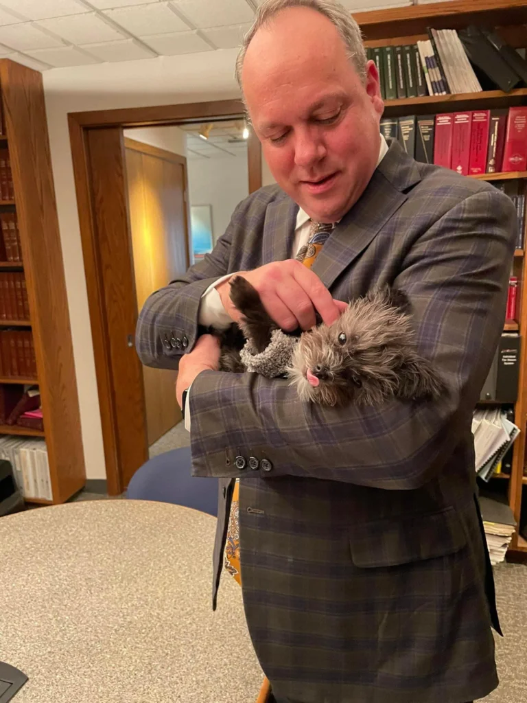 Abogado Patrick Cafferty con Pruney